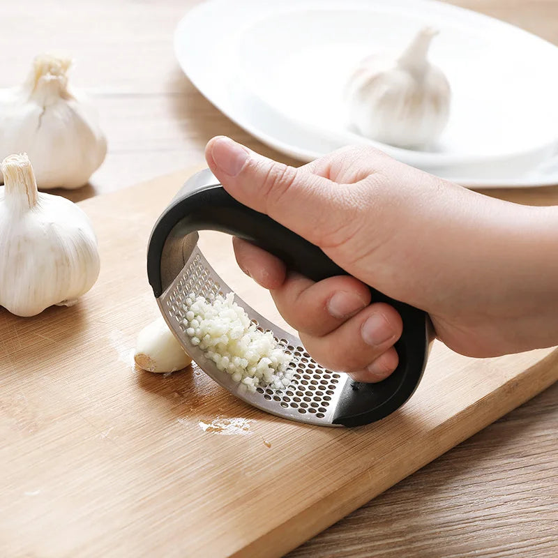 Espremedor de Alho de Aço Inoxidável Manual — Picador, Ferramenta de Corte Curva para Frutas, Legumes e Utensílios de Cozinha
